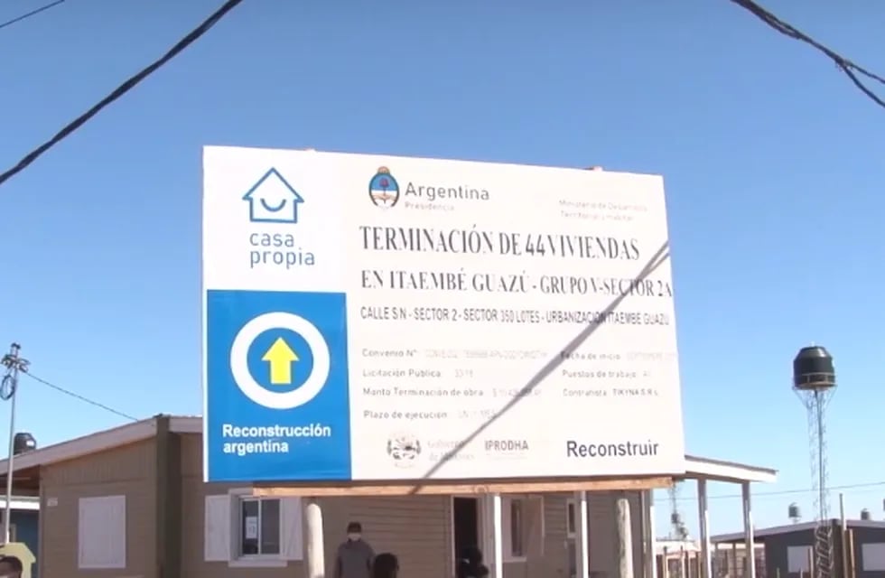 El Gobernador de la provincia entregó viviendas en Itaembé Guazú.