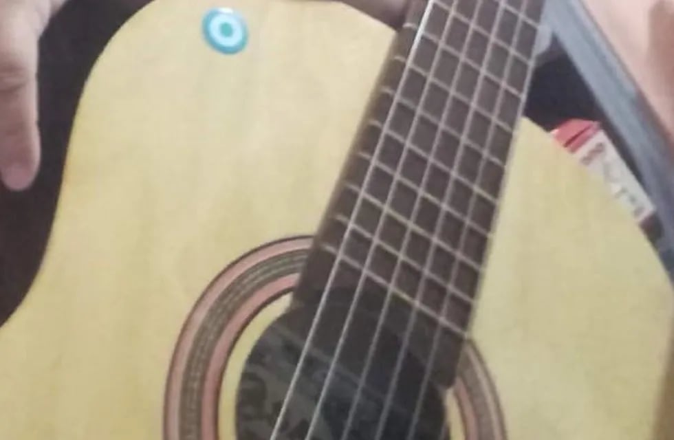 A una mujer de Comodoro Rivadavia le robaron la guitarra que le regaló su padre antes de morir y pide ayuda para recuperarla