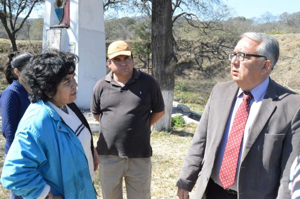 El intendente Julio Bravo se presentó en el lugar de los hechos para observar personalmente los daños provocados al santuario y a la imagen de María Auxiliadora.