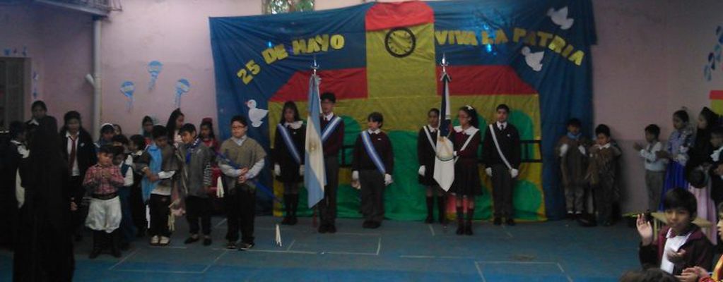 Las Banderas Nacional y de la Libertad Civil presidieron el acto en la escuela EMDEI.