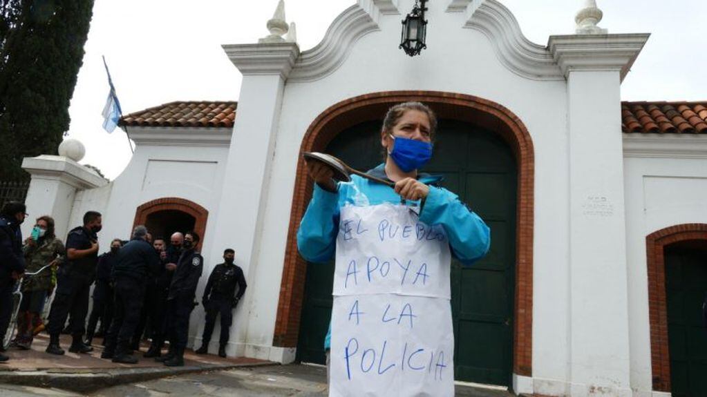 Efectivos de la Policía Bonaerense frente a la Quinta de Olivos (Foto: Clarín)