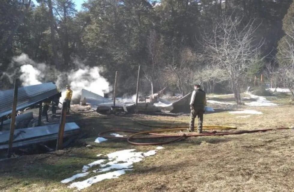 El incendio destruyó las tres cabañas del camping.