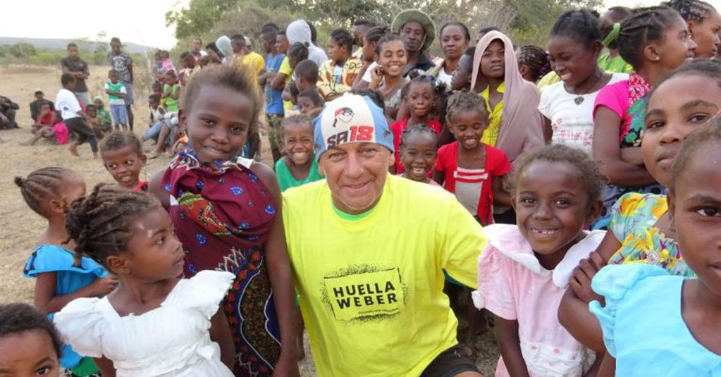 Sebastián Armenault hace donaciones por cada kilómetro recorrido. En mayo corrió 165 del desierto de Fiambalá y sorprendió con regalos a nenes carenciados.