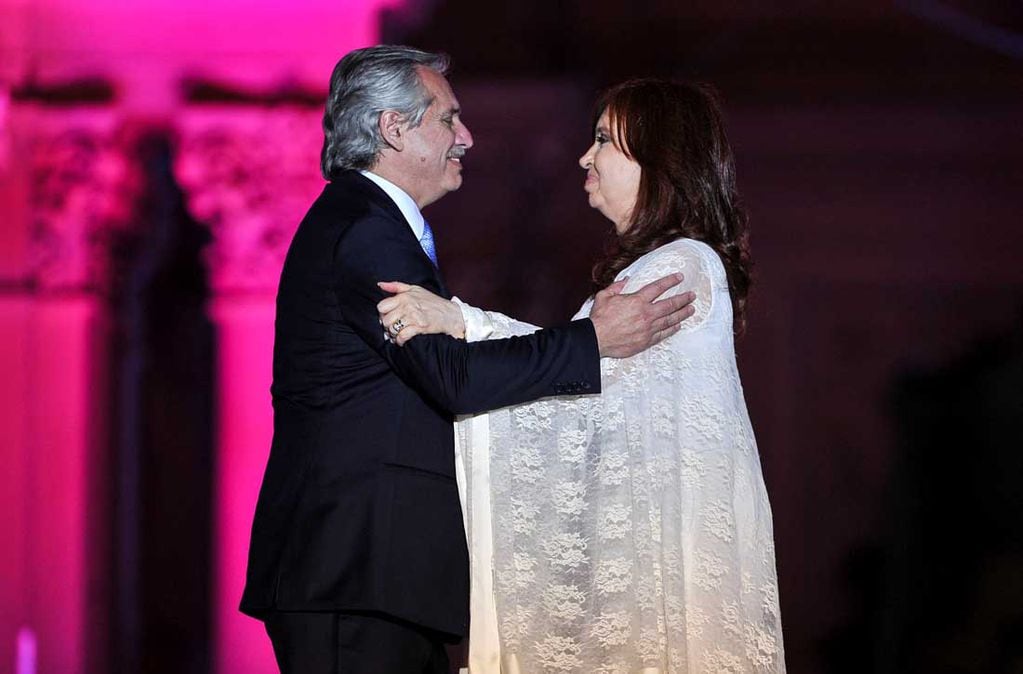Telam, Buenos Aires, 10 de diciembre de 2019:
Alberto Fernández y Cristina Fernández de Kirchner saludan a los asistentes a la Plaza de Mayo.
Foto: Telam