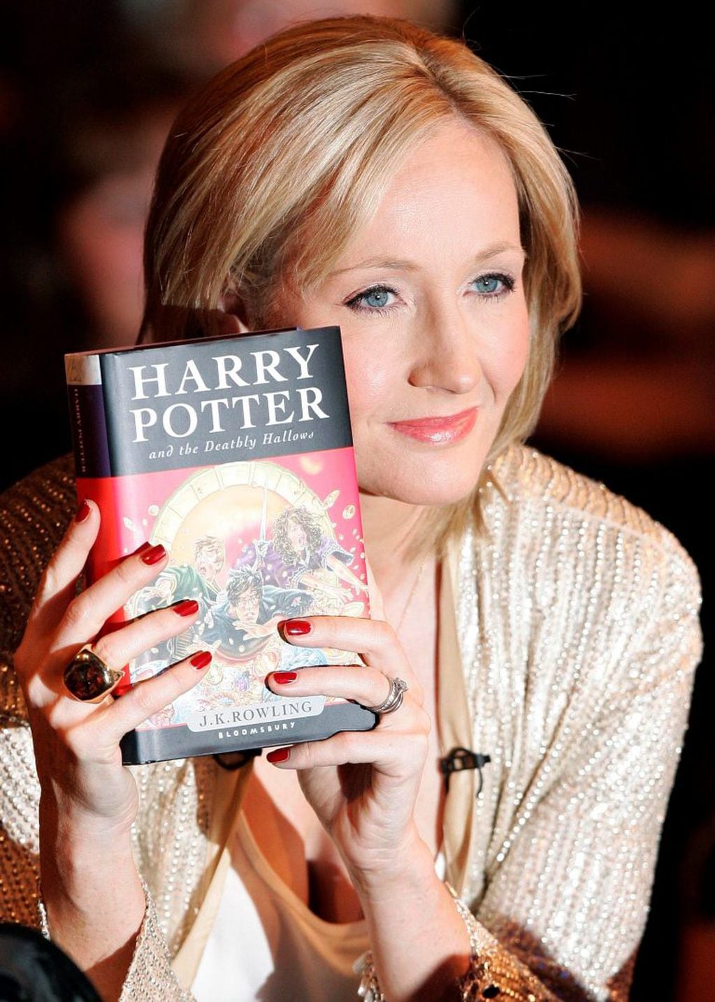 This file photo taken on July 20, 2007 shows British author J.K. Rowling presenting her novel "Harry Potter and the Deathly Hallows" which went on sale at midnight 20 July 2007 at the National History museum in London. 
The creator of a wizarding empire which has dazzled the world, J. K. Rowling struggled through hardship to become an unrivalled children's author with a global voice. Now 20 years since "Harry Potter and the Philosopher's Stone" was first published, inspiring a generation of young readers -- and their parents -- it is hard to imagine Rowling before the seven Harry Potter books.
 / AFP PHOTO / Shaun CURRY londres inglaterra J. K. Rowling aniversario de la primera edicion de Harry Potter y la piedra filosofal de fracaso total a convertirse en una creadora magica escritora autora del libro