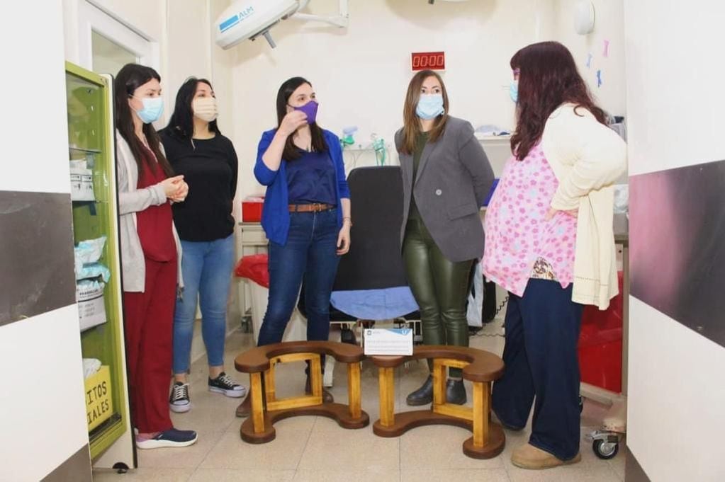 La Municipalidad de Ushuaia donó al Hospital Regional de Ushuaia sillas de parto respetado, en el marco de un nuevo aniversario de la sanción de la Ley Nacional de Parto Humanizado.