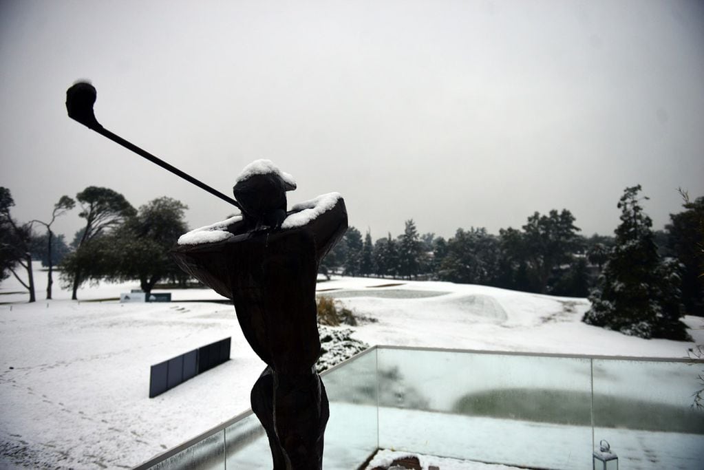 Una intensa nevada cayó en la provincia de Córdoba durante la noche y parte de la mañana del miércoles. 
Golf Club de Villa Allende (Nicolás Bravo)