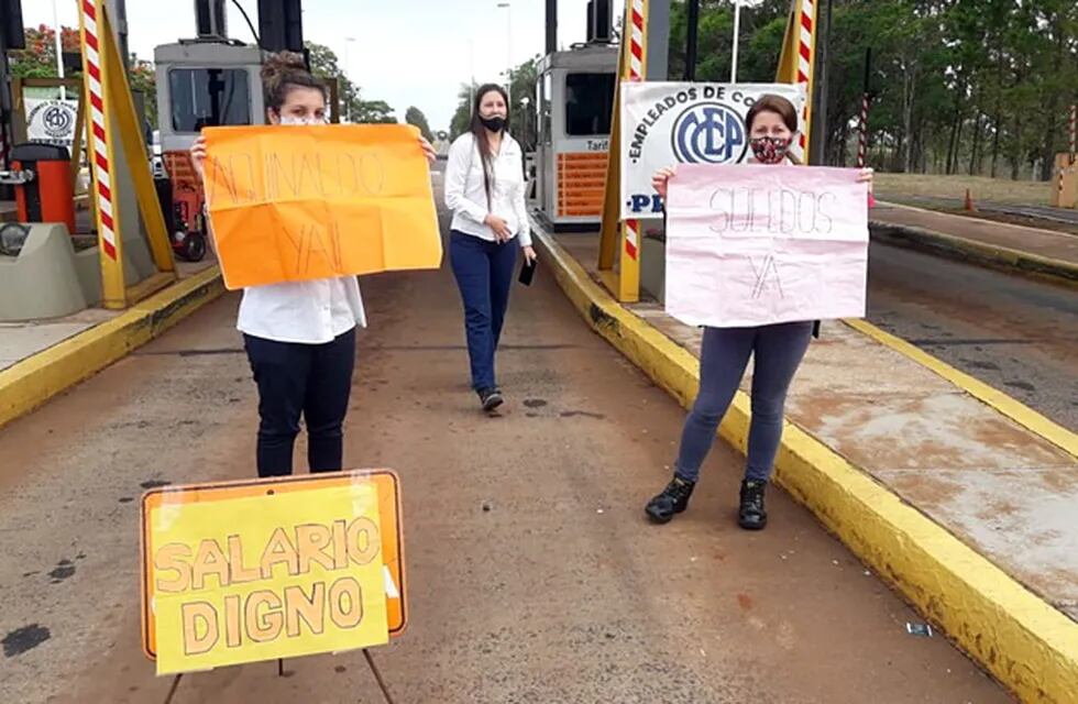 Empleados de la estación de peaje levantan las barreras en protesta por mejoras salariales