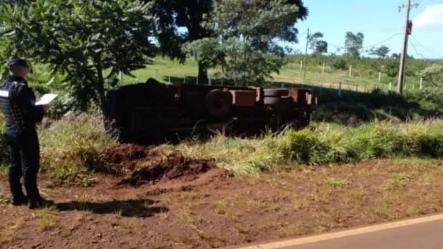 Campo Ramón: camión que había sido robado volcó sobre la Ruta