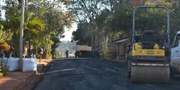 Ejecutan obras de asfalto sobre empedrado en Oberá