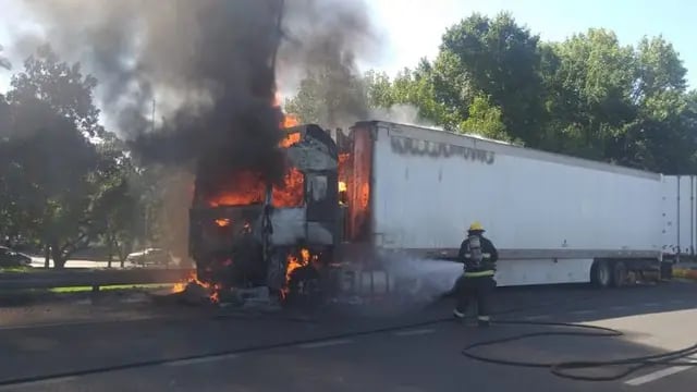 Explotó un camión y se incendió en pleno centro de Caleta Olivia.