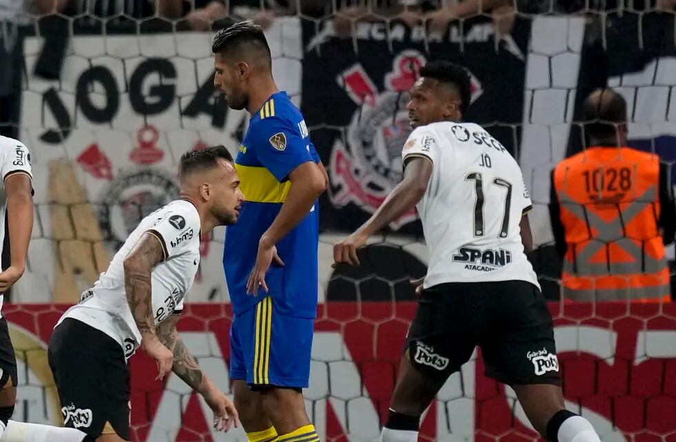 Maycon festeja el primer gol de Corinthians frente a Boca Juniors, por la Copa Libertadores.