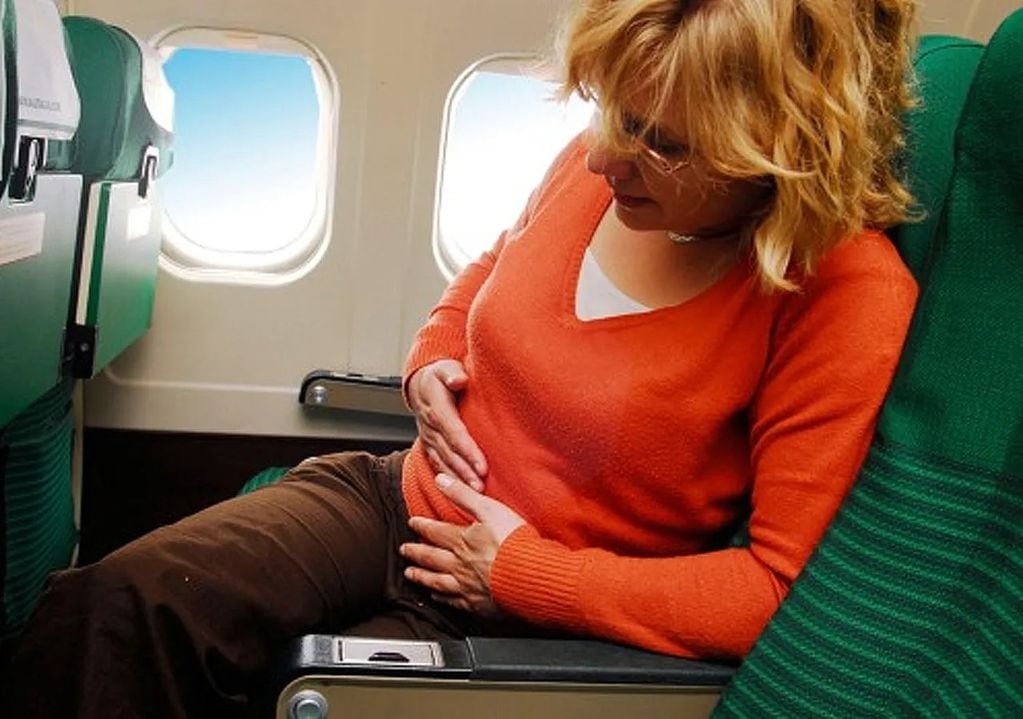 Se pueden sufrir dolores estomacales durante los vuelos.