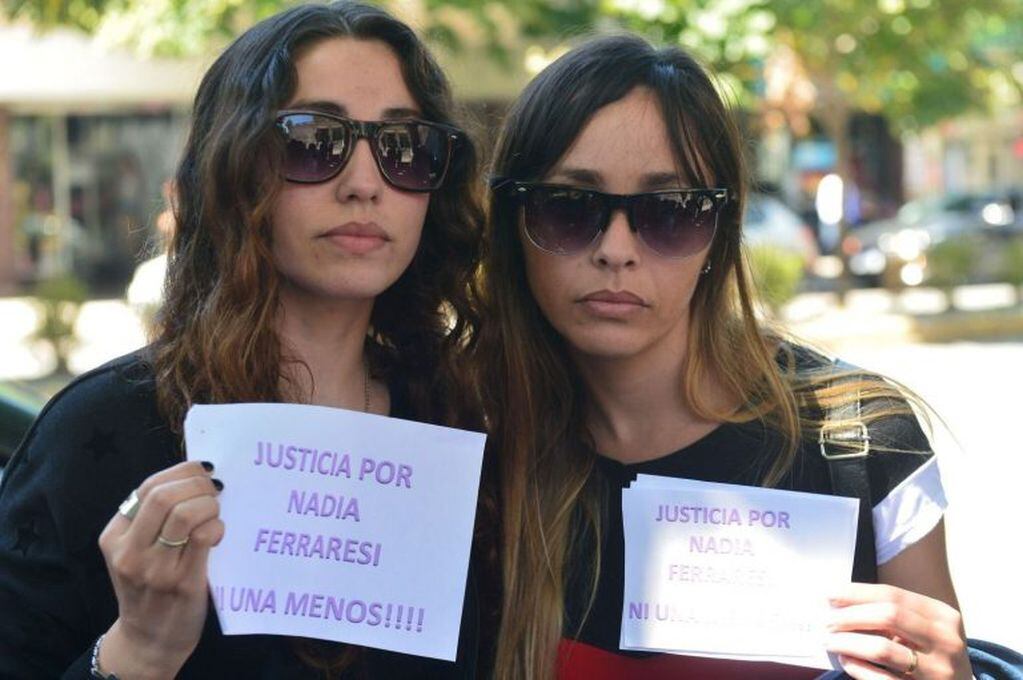 Familiares de Ferraresi, la chica apuñalada en Ensenada, marcharon a la fiscalía para pedir justicia