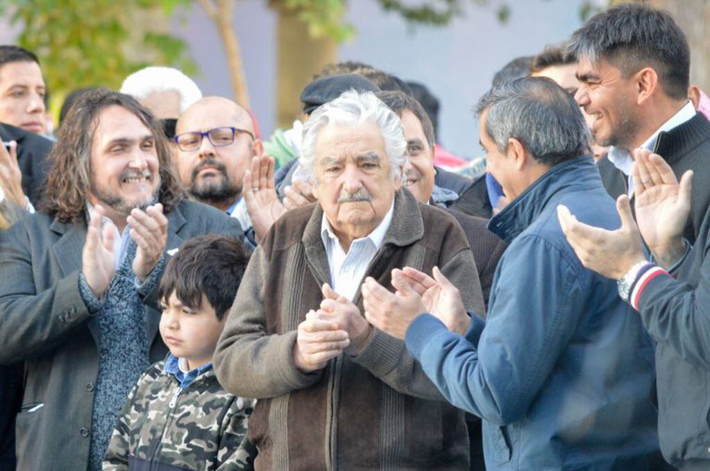 Pepe Mujica realiza ofrenda floral y descubrimiento de una placa en honor a Francisco Zelada uruguayo clave para el Cruce de los Andes
