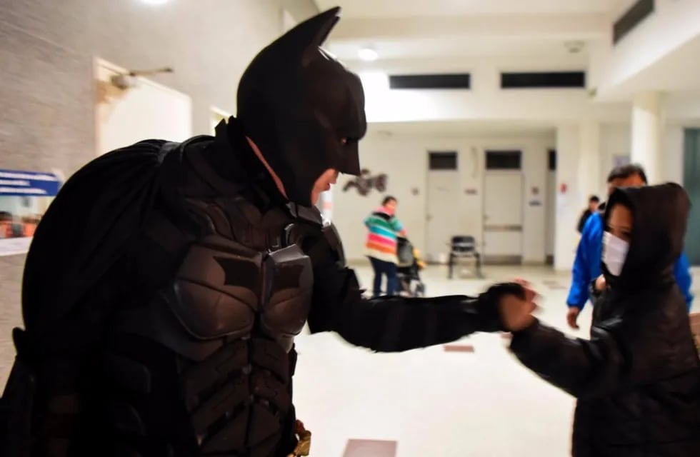 Después de 10 años, el Batman solidario de La Plata reveló su identidad y le dejó su legado a alguien más.