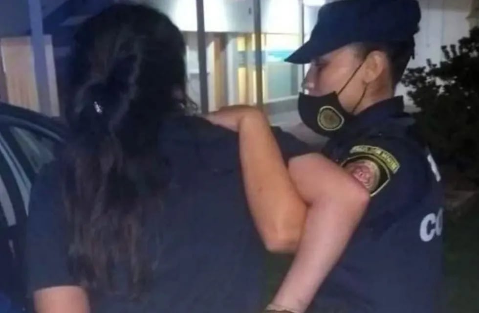 La mujer fue detenida luego de pedir que le regalen bebidas alcohólicas en una estación de servicio. (Foto, Puntal Villa María):