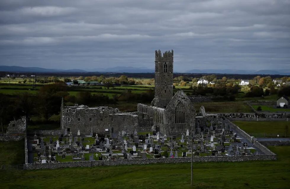 Recreación histórica Un pueblo irlandés transformado en campo de batalla medieval\r\n\r\nThe ruins of Claregalway Friary, a medieval Franciscan abbey is seen during a medieval combat festival at Claregalway Castle in Galway, Ireland September 29, 2018. REUTERS/Clodagh Kilcoyne Galway Irlanda  festival de combate medieval en el castillo de Claregalway recreaciones historicas festejo fiestas tradicionales tradicion