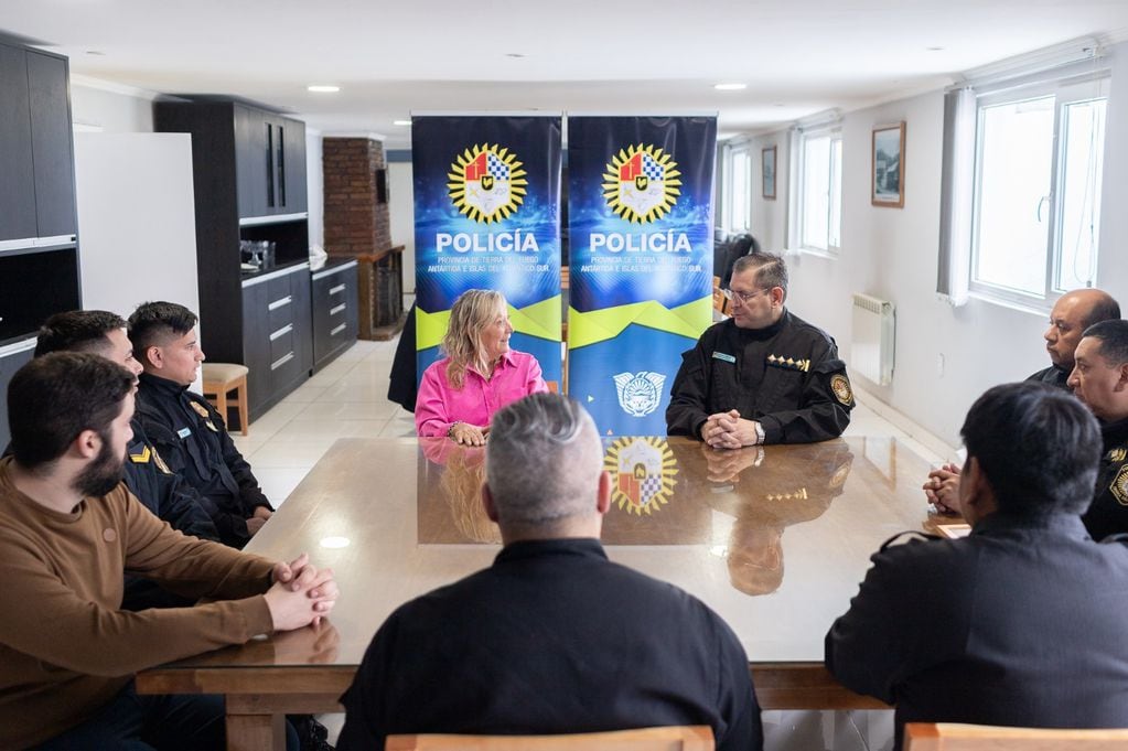 Tierra del Fuego: reconocieron a policías que salvaron a una joven en el río Pipo