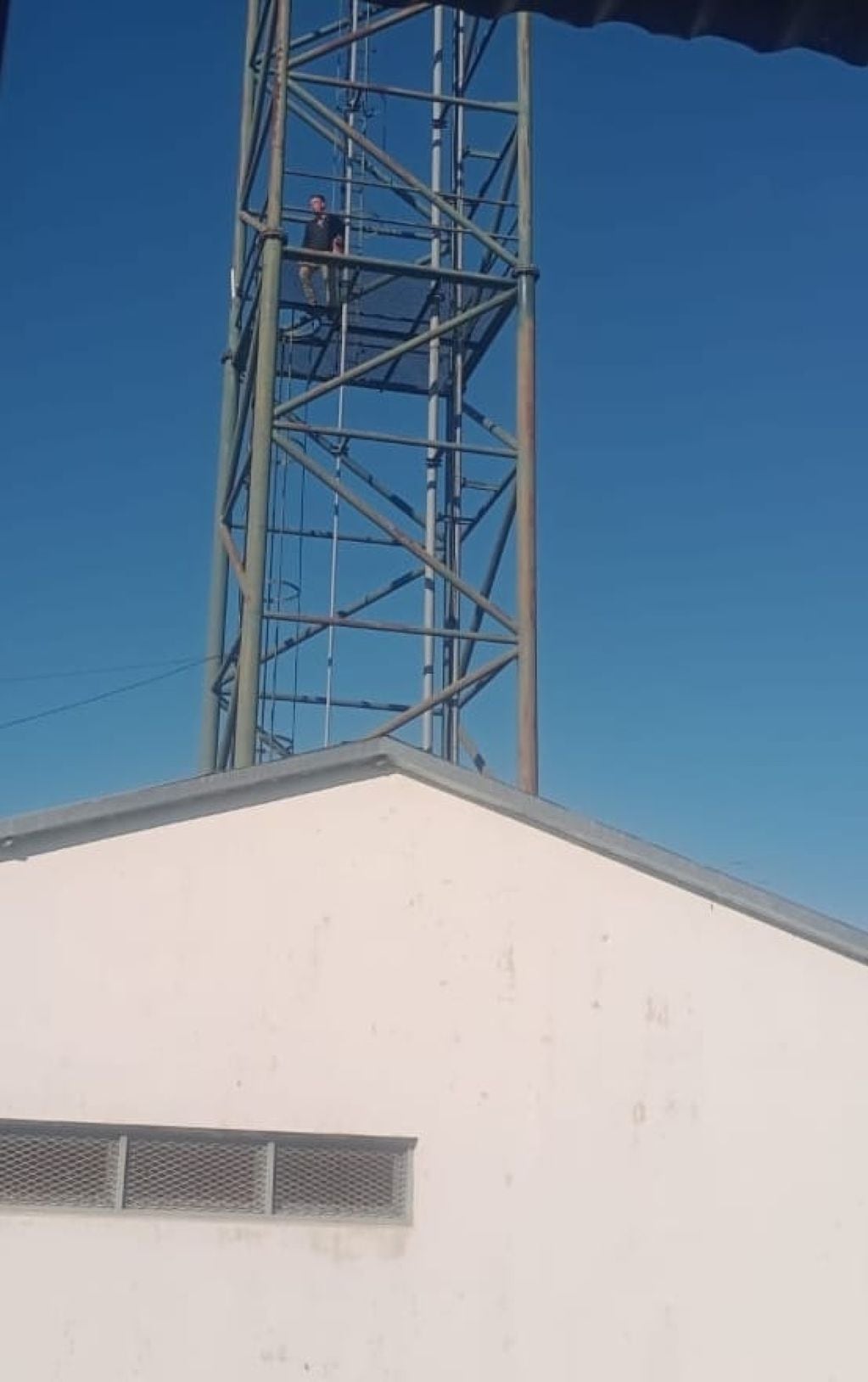 Máxima tensión en la cárcel de Gualeguaychú: un interno amenaza con tirarse de una torre