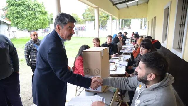 Miguel Acevedo votando