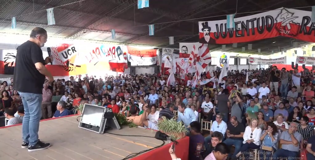 Los convencionales llegados desde toda la provincia colmaron el salón principal de de la Federación Gaucha Jujeña. En la fotografía, el intendente Raúl Jorge hablando ante el plenario.