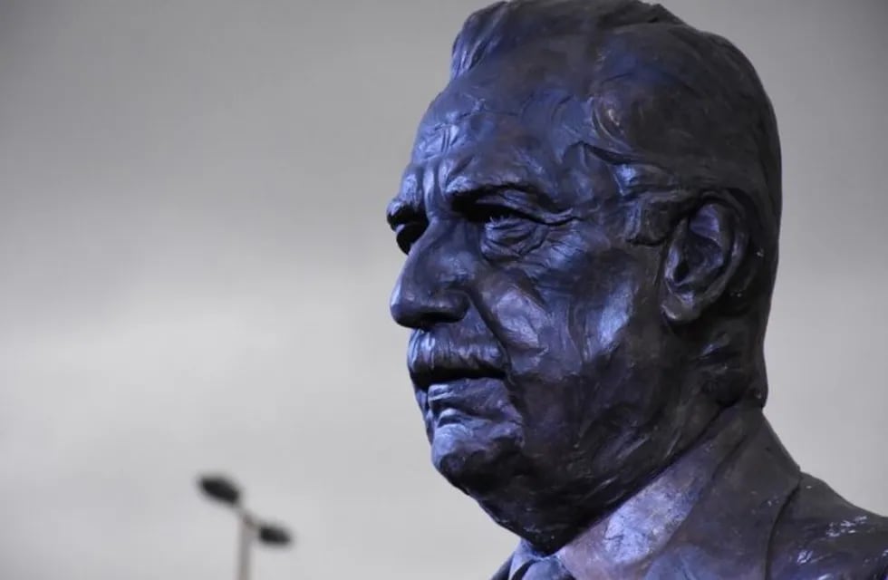 Busto del expresidente Raúl Alfonsín inaugurado en San Salvador de Jujuy.