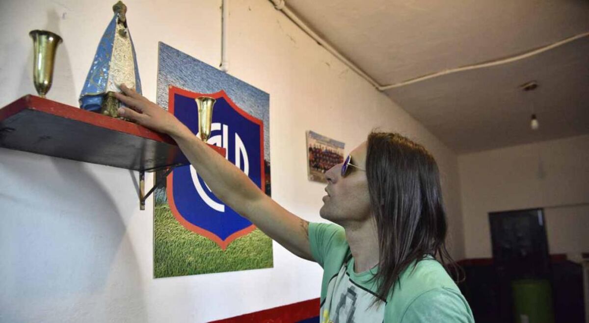 Juan Carlos Olave le rezó a la Virgen luego del triunfo de Las Palmas. (José Gabriel Hernández)