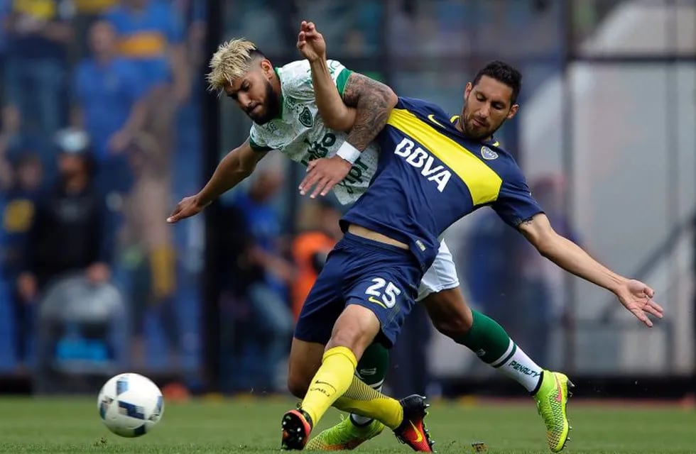 Boca Juniors' defender Juan Insaurralde (R) vies for the ball with Sarmiento's forward Adrian Balboa during their Argentina First Division football match at the La Bombonera stadium in Buenos Aires, on October 16, 2016. / AFP PHOTO / Alejandro PAGNI cancha de boca juniors Juan Insaurralde Adrian Balboa campeonato torneo primera division 2016 futbol futbolistas partido boca juniors sarmiento de junin