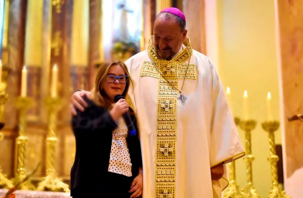 "Bernardita" junto al Obispo Gabriel Barba.