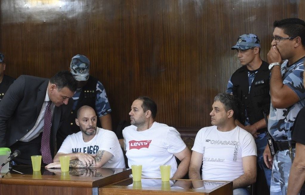 Los hermanos Lanatta y Víctor Schillaci en el "juicio abreviado" por balear a dos policías (Clarín)