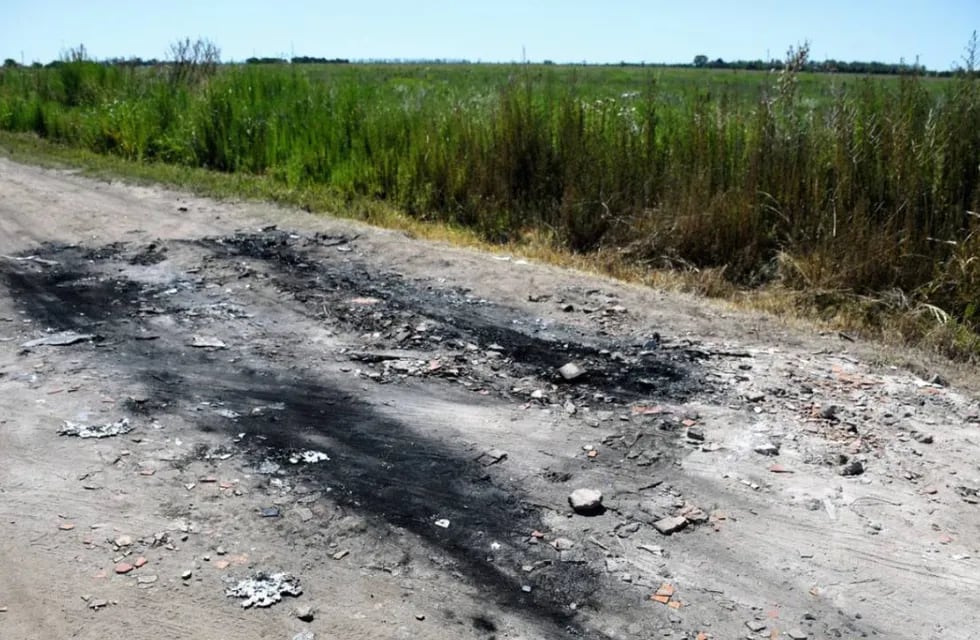 El auto de las víctimas del triple crimen en Ibarlucea fue hallado cerca del cruce de Avellaneda y Urquiza. Un joven que quiso ayudar a las víctimas admitió que lo prendió fuego.