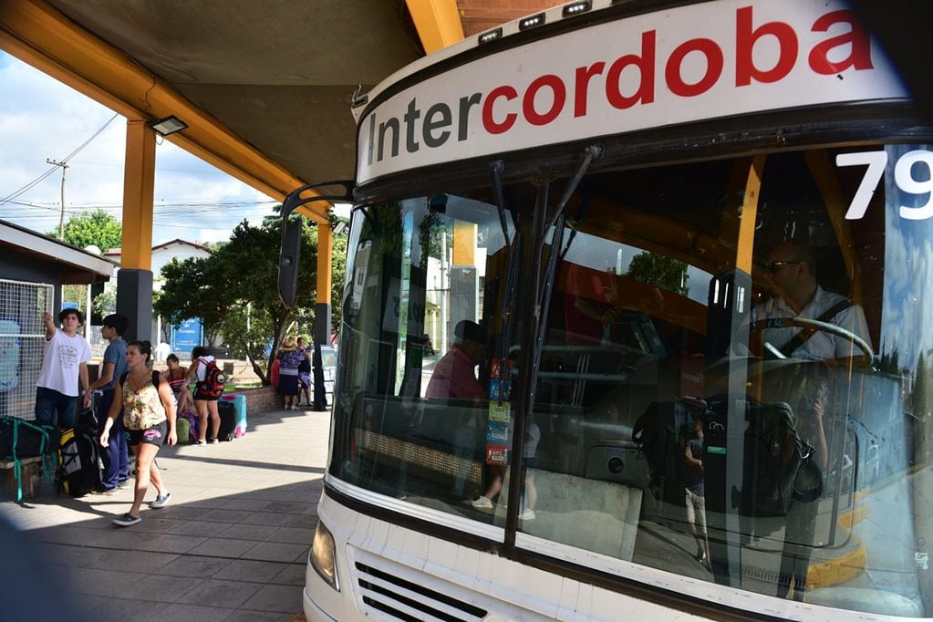 Usuarios de transporte interurbano en la Terminal de Río Ceballos, Córdoba. (José Gabriel Hernández / La Voz)