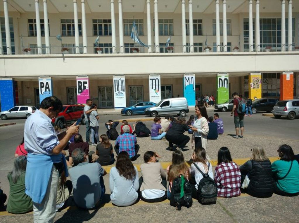 La sentada en el Pabellón Argentina es para protestar contra la toma.