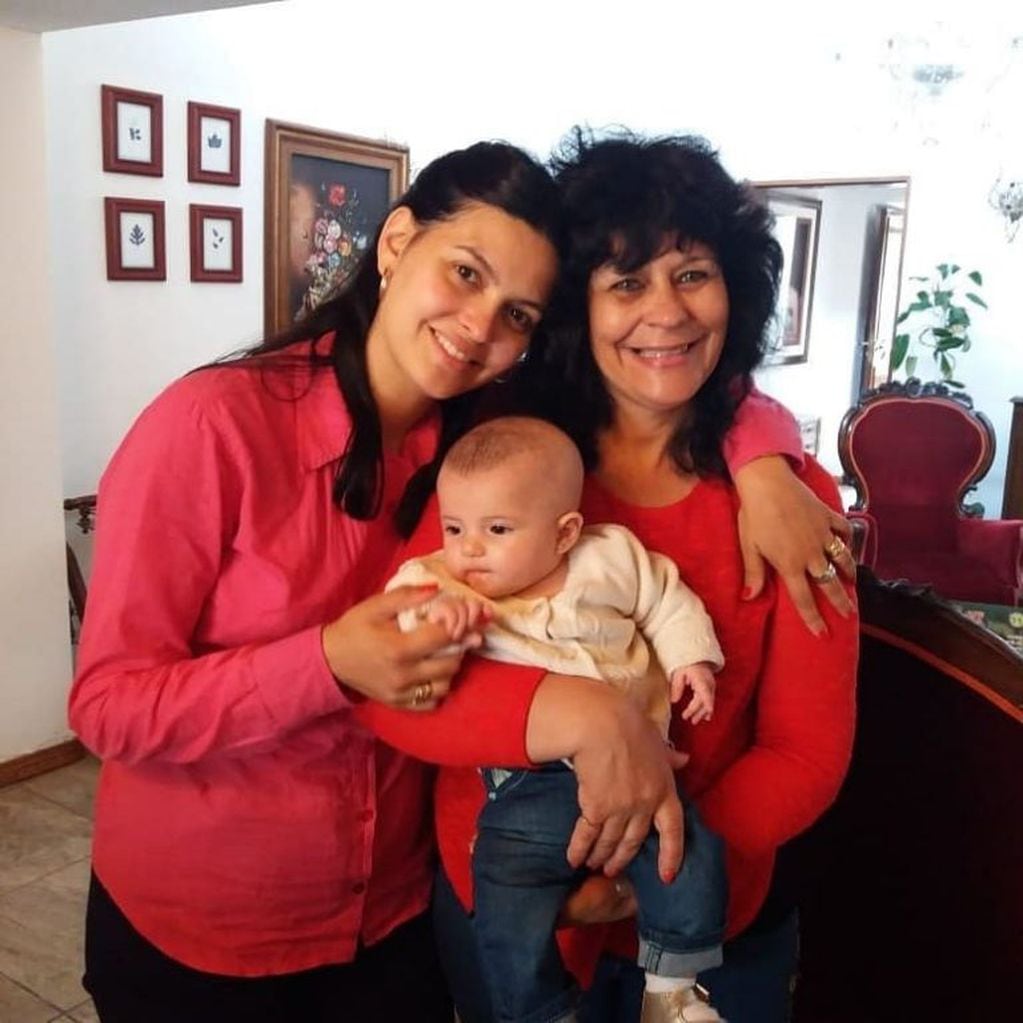 La intendenta junto a su mamá y su pequeña hija. Foto: Instagram Flor Destéfanis.