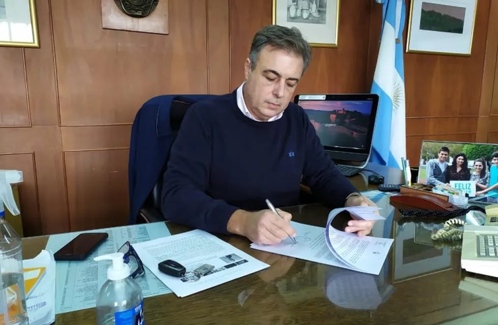 Luis Castellano firma un decreto, en su despacho.