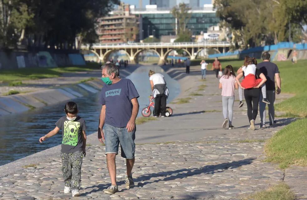  ID:4856283 Coronavirus Cuarentena obligatoria dia de salidas transitorias paseos recreativos gente caminando y paseando Rio Suquia Costanera gente pasea familia niños perros 17 mayo 2020 foto Javier Ferreyra