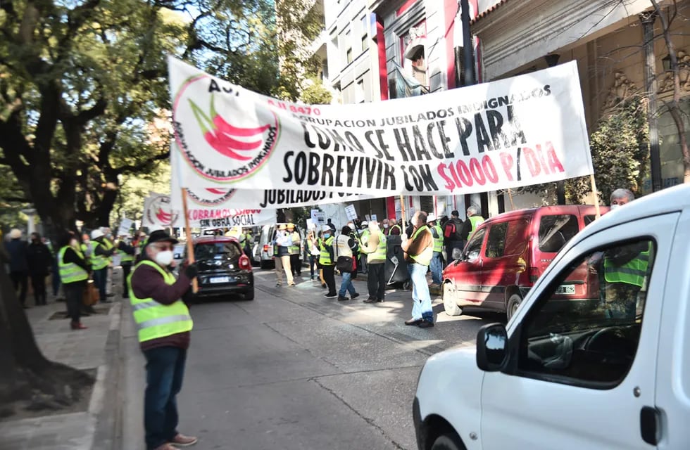 Protesta de jubilados en las calles de Córdoba.   (Pedro Castillo)