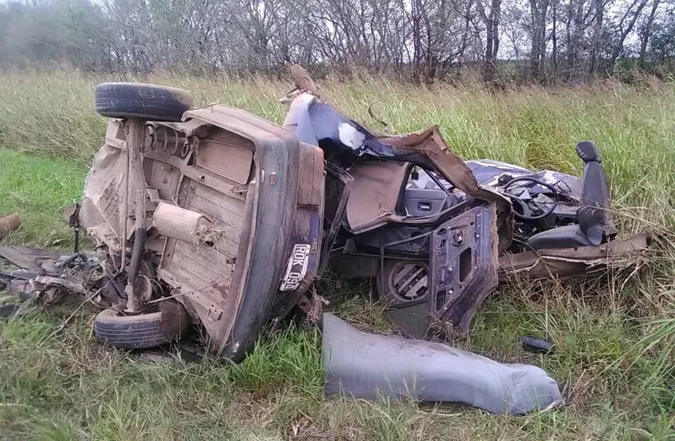 El Renault el que viajaba la victima fatal quedo destruido en su totalidad. (Foto: El Periódico)