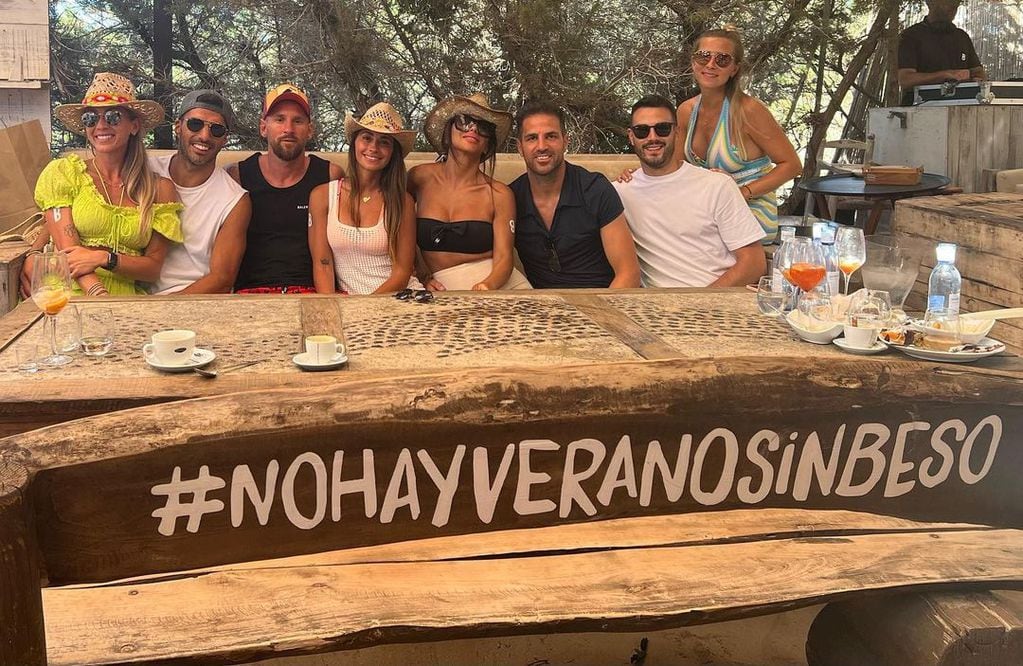 Los futbolistas ocuparon una de las mesas del chiringuito Beso Beach Ibiza.