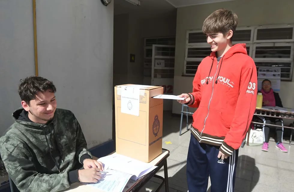 Facundo Zappa 16 años votó por primera vez para las PASO, en la escuela Adolfo Pérez Esquivel de Capital
  Foto: José Gutierrez / Los Andes