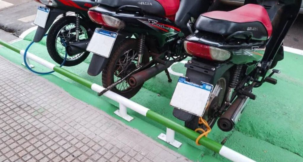 Posadas: instalan palenques para estacionamiento de motos.