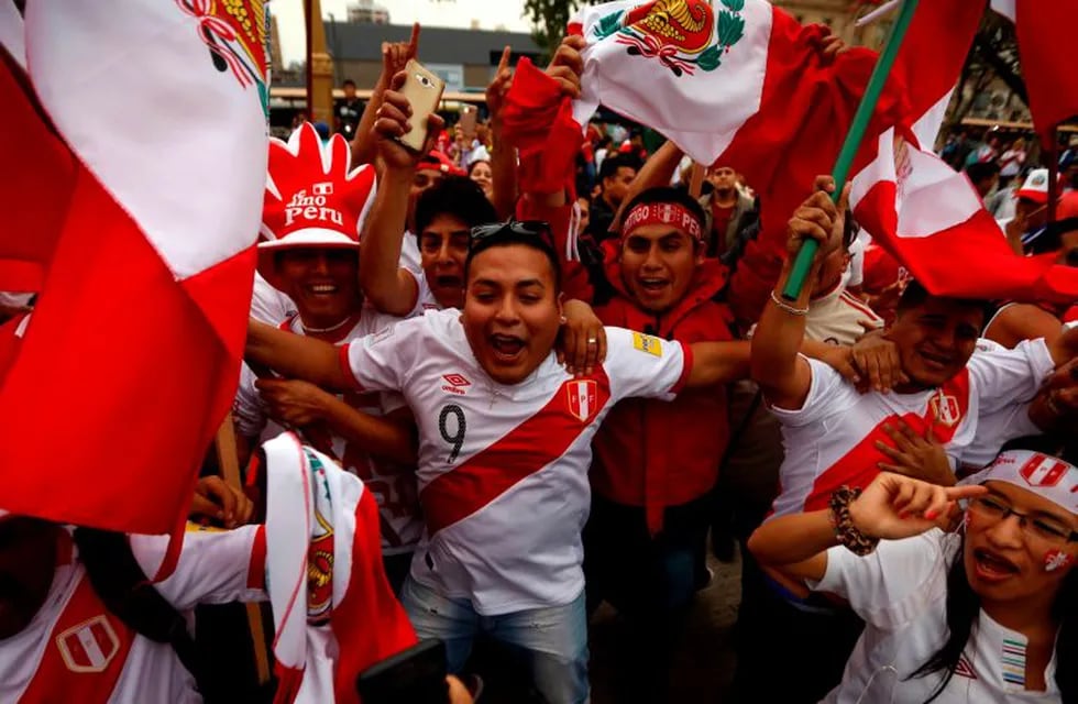 La euforia de los hinchas peruanos para recibir a su equipo en Argentina\nFoto: AFP / Emiliano Lasalvia