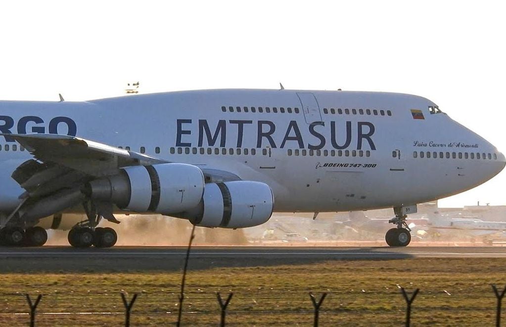 El avión de Emtrasur, con tripulantes venezolanos e iraníes, sigue en Ezeiza. Mientras, el juez de la causa ordenó un allanamiento. 