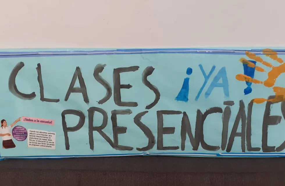 Protesta en reclamo de clases presenciales en Rosario. (Vía Rosario)