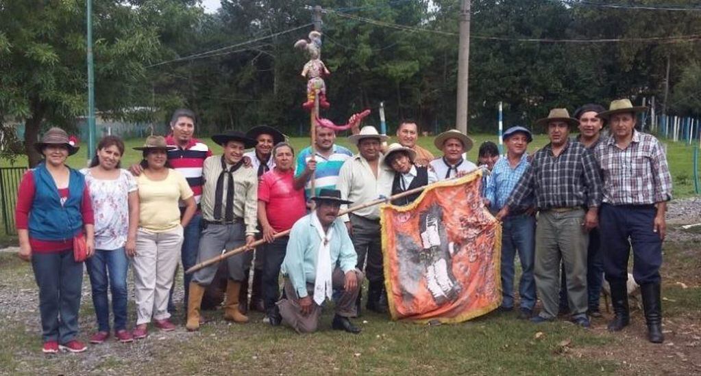 Algunos de los integrantes de la comparsa "Unión Alegres de Guerrero", de la Agrupación Gaucha Guerrero, que participaron del Carnaval de Flores y entierro del Pujllay.