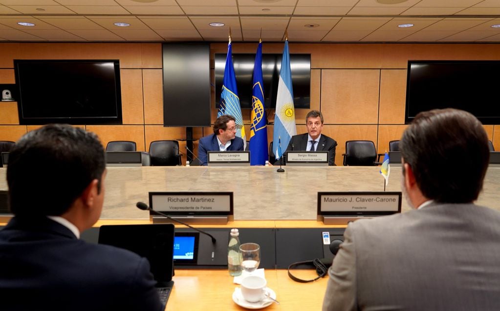 El ministro de Economía, Sergio Massa, junto al titular del BID, Mauricio Claver-Carone.