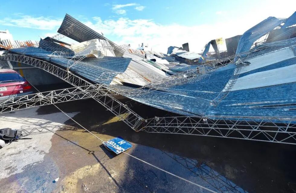 Se cayó el techo de una cochera en La Plata y una casa quedó bajo los escombros