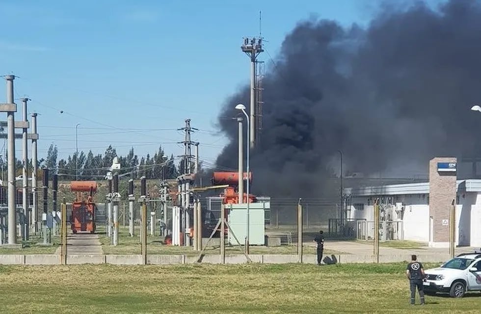 La explosión y posterior incendio ocurrió en uno de los transformadores de la EPE en la estación ubicada a metros del aeropuerto. (Twitter)