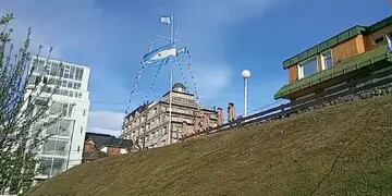 Isado bandera en el 137° aniversario de Ushuaia.